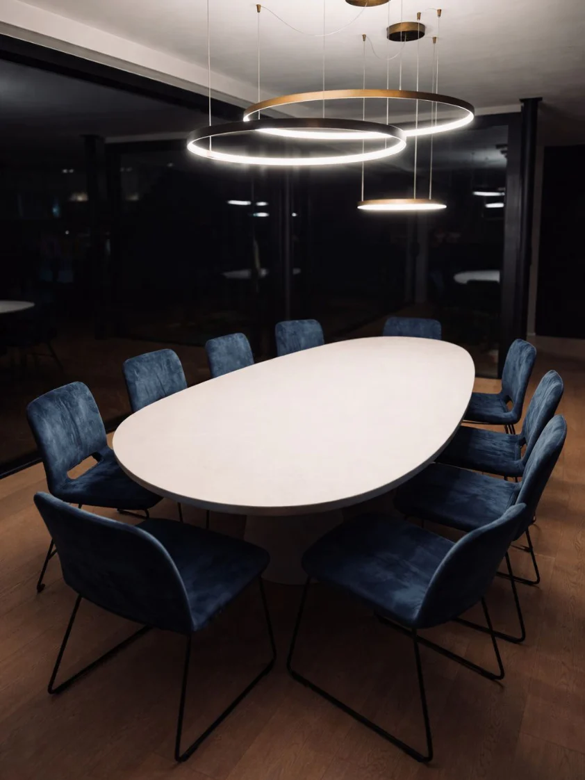 Surface en mortex béton ciré d'une table console pour petit salon, texture minérale mate