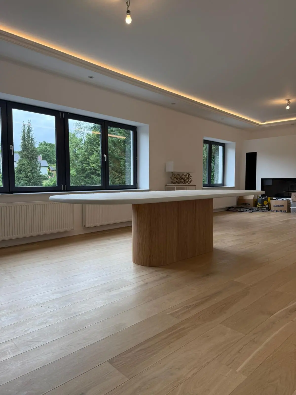 Table à manger en mortex béton ciré artisanale pour planifier achat mobilier maison haut de gamme