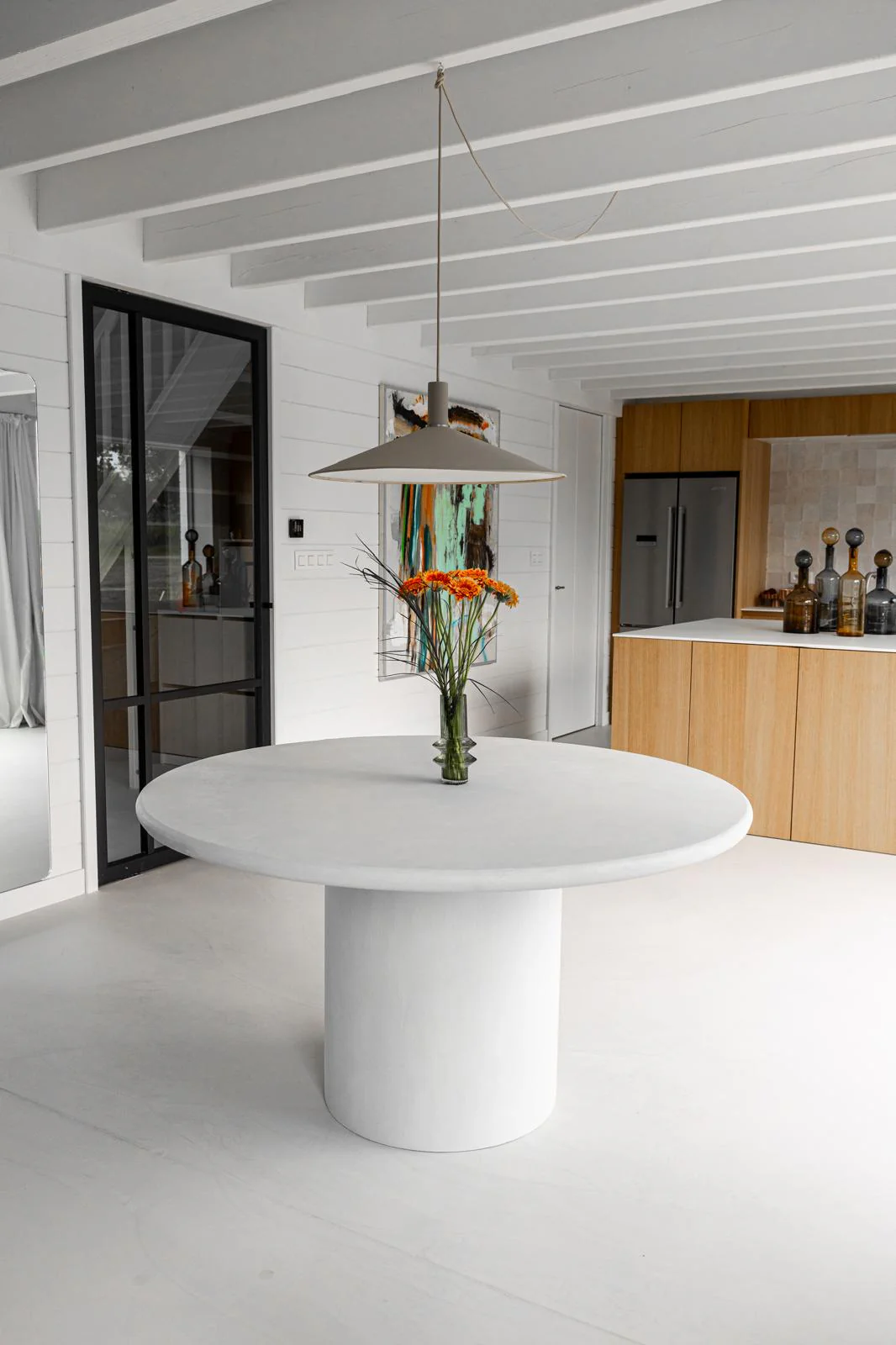 Table en béton ciré mortex dans un salon contemporain, exemple de qualité artisan ébéniste appliquée au béton minéral