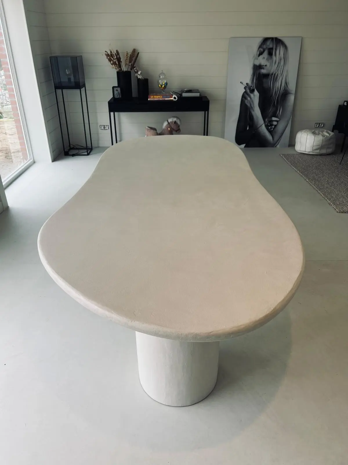 Table console et tables basses en mortex béton ciré dans un salon contemporain minimaliste