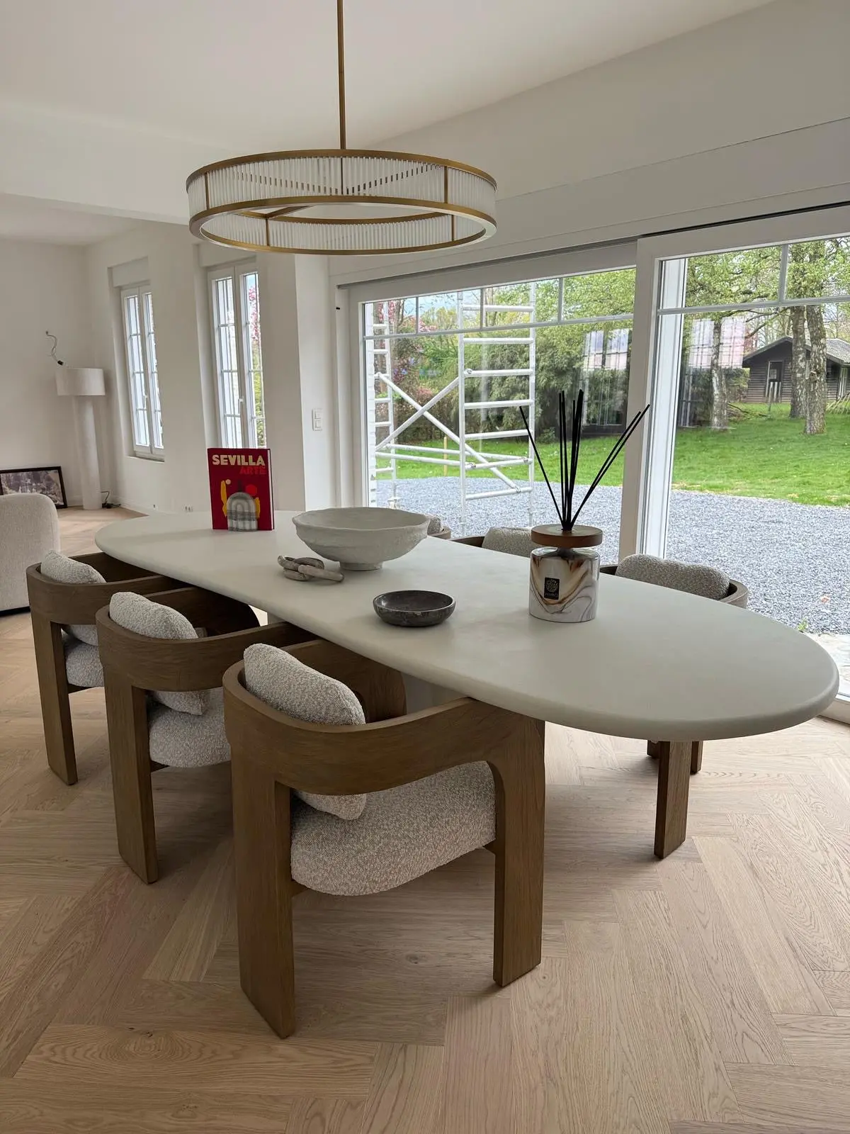 Table basse en béton minéral mortex dans un salon contemporain, exemple de planifier achat mobilier maison