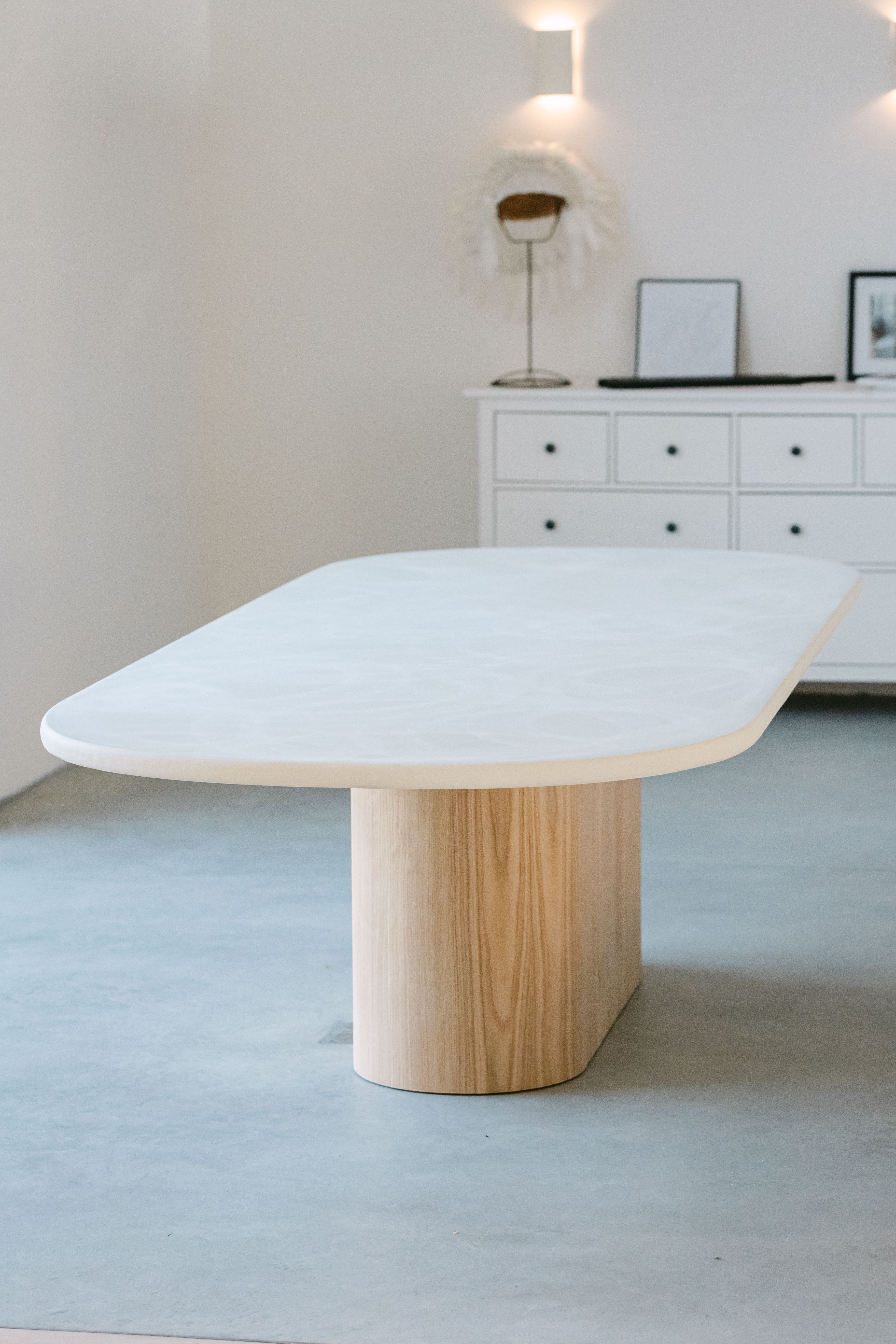 Table à manger en mortex béton ciré artisanal Nuage Waterloo Belgique illustrant les coloris mobilier contemporain 2024