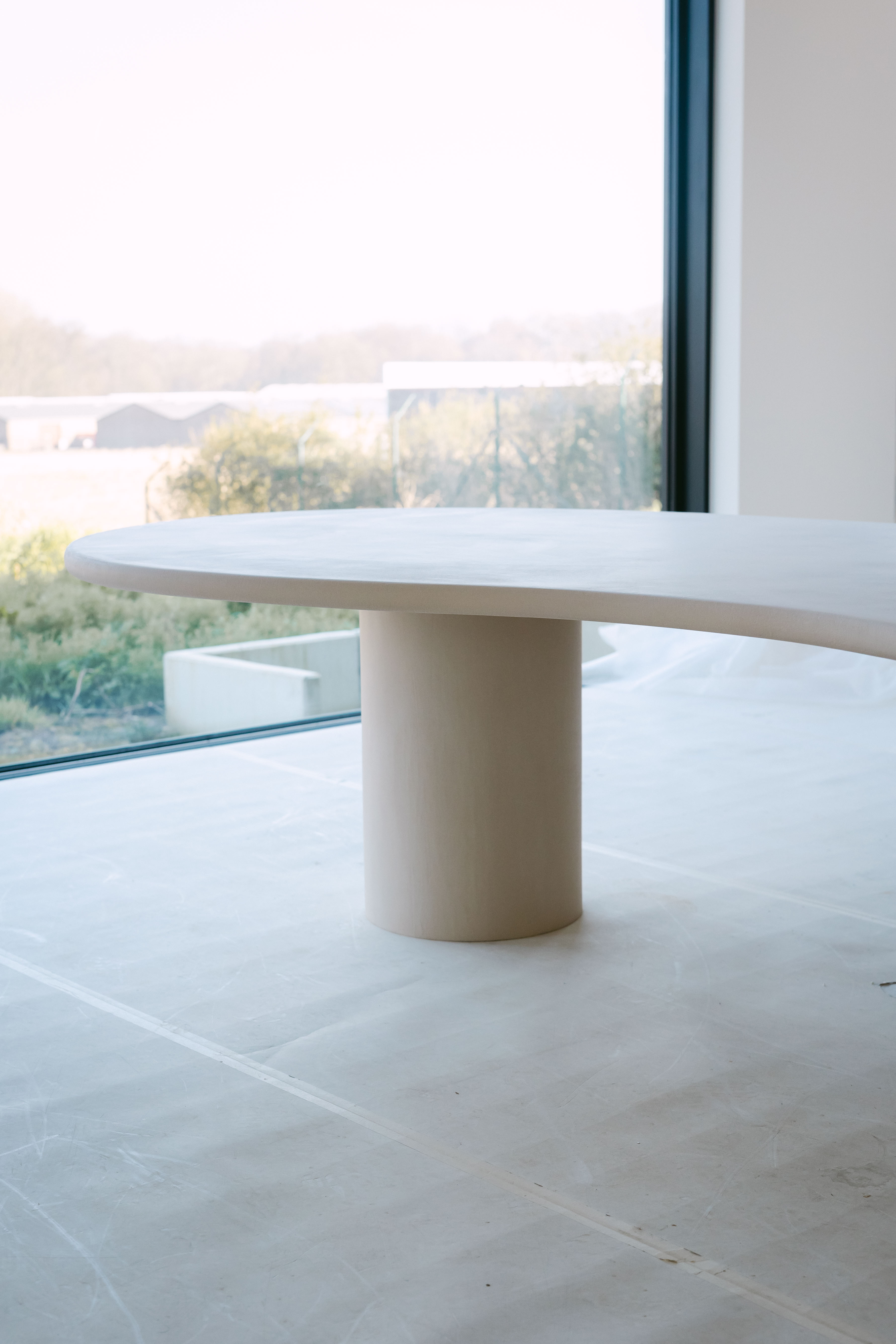 Table en mortex béton ciré réalisée par Nuage Atelier de Table à Waterloo, qualité artisan ébéniste appliquée au béton minéral