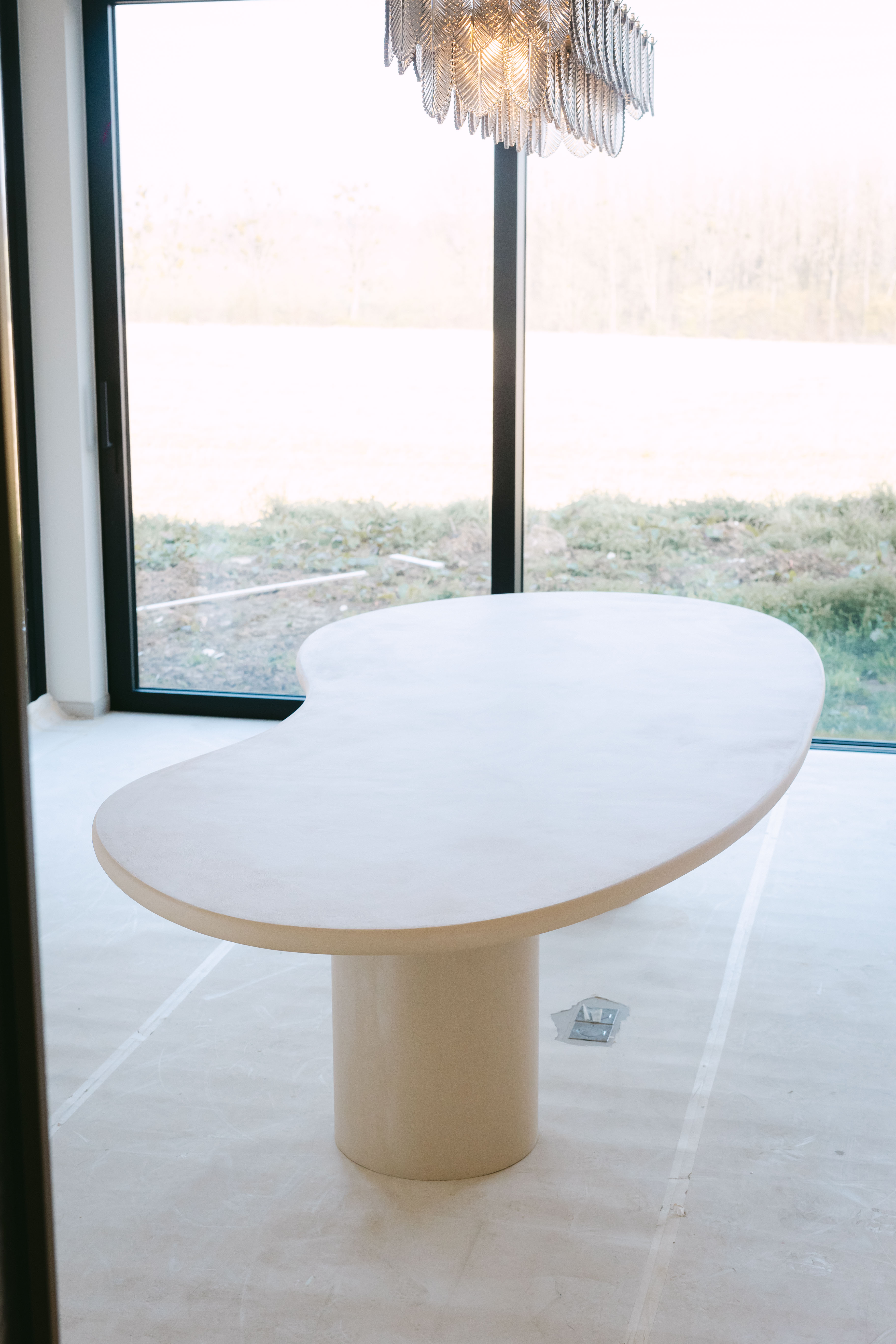Table basse en béton ciré mortex dans un salon contemporain, exemple de mobilier durable avantages esthétiques et écologiques