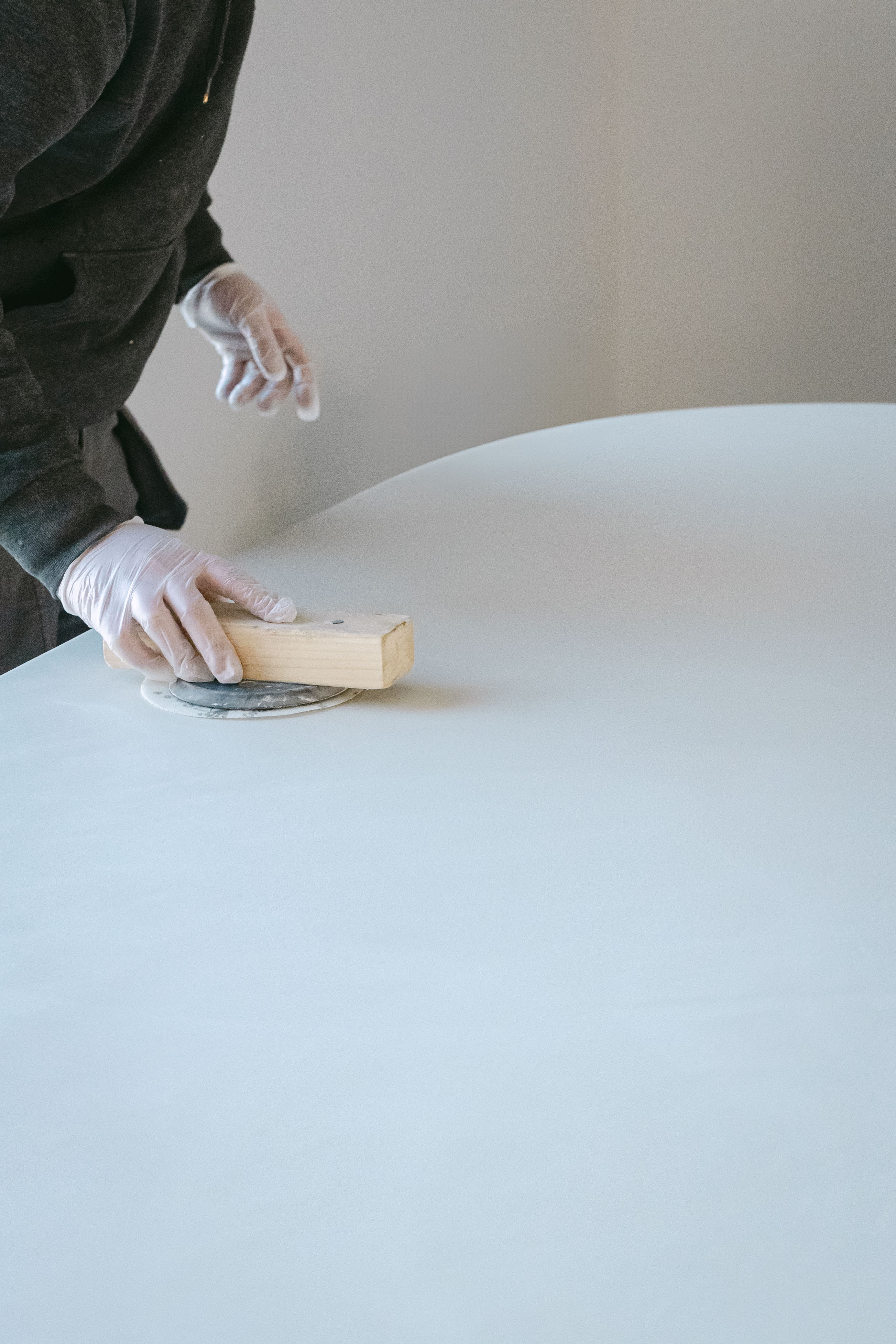 Table à manger en mortex béton minéral dans un intérieur haut de gamme — fabrication artisanale table belgique Nuage Waterloo