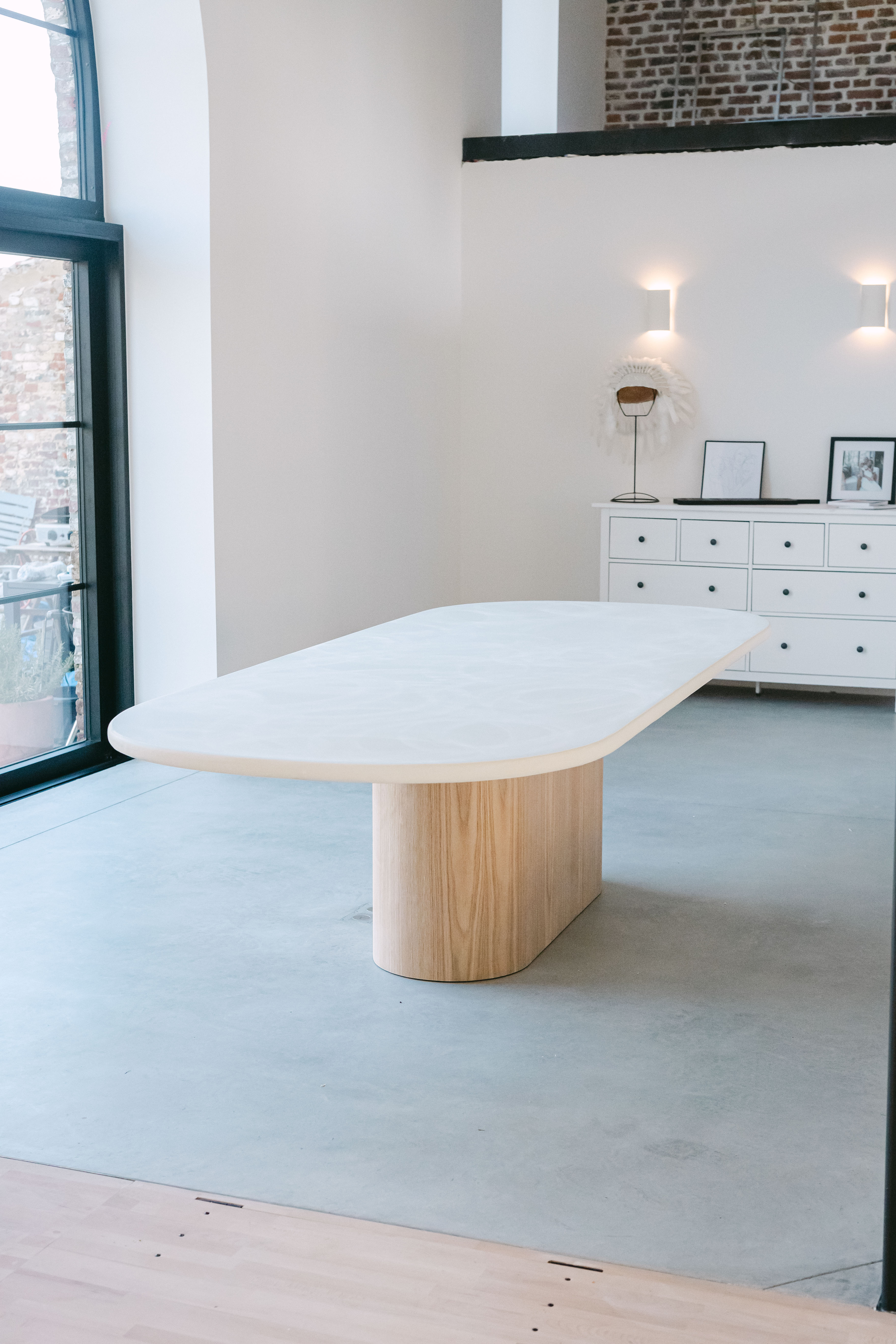 Atelier artisanal belge table en béton minéral mortex sur mesure, meuble artisanal belgique prix