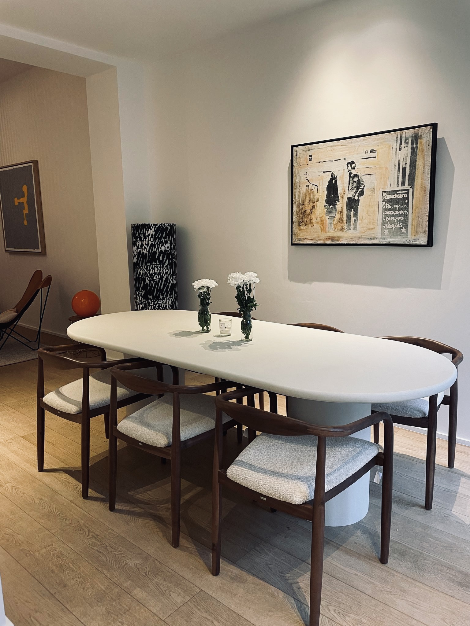 Table à manger en béton minéral mortex dans un intérieur épuré, guide comment choisir table salle à manger
