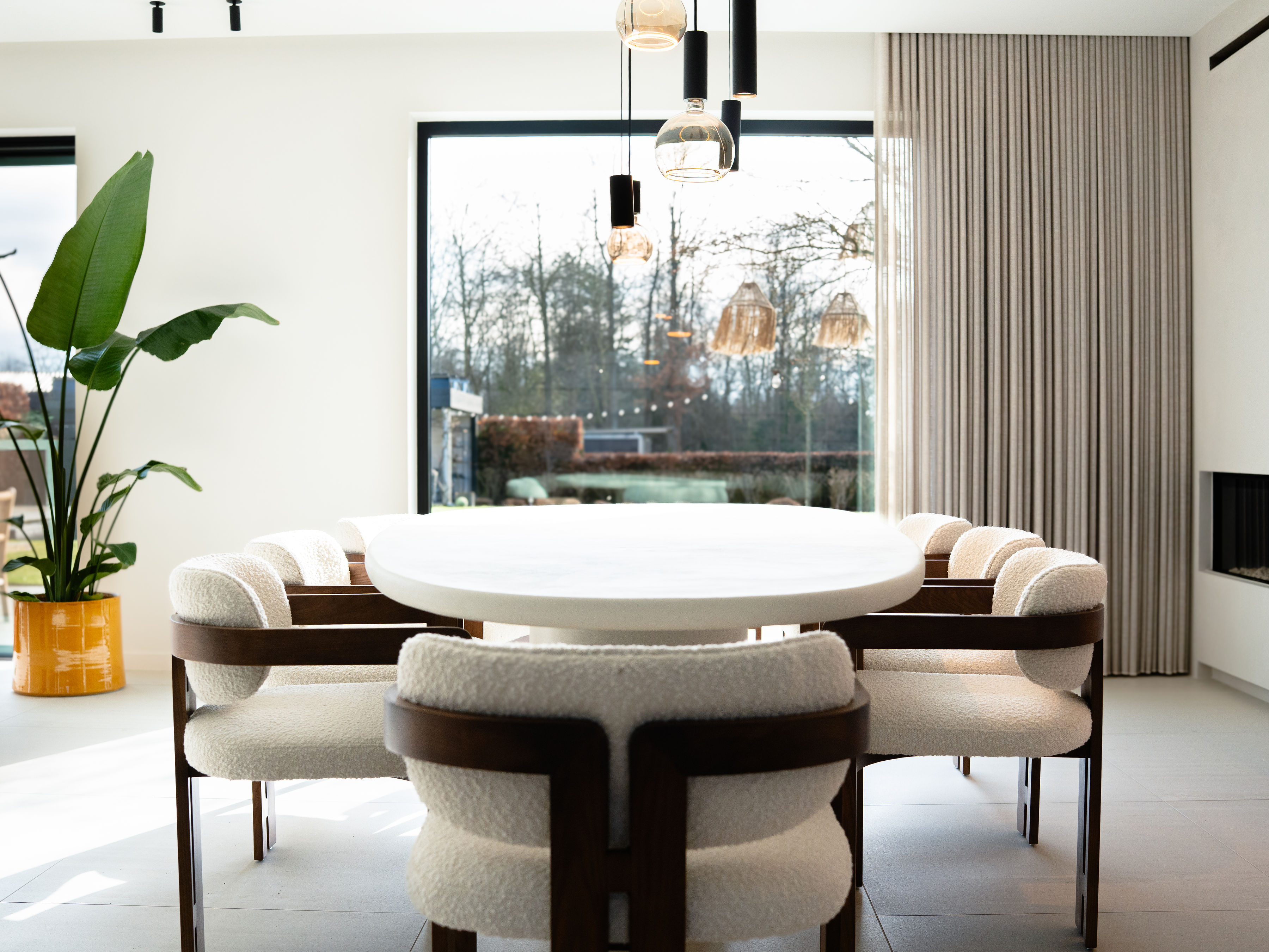 Table salle à manger Waterloo en mortex béton ciré, plateau minéral mat dans un intérieur contemporain